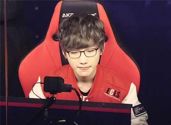 个脚印地去 个脚印地去